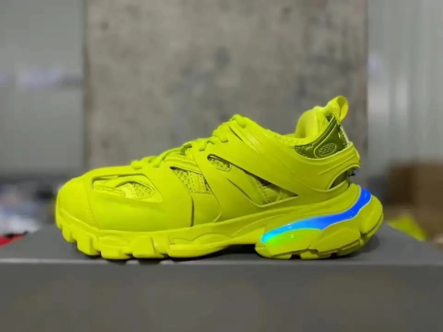 2025 Top Quality Track Trainers LED Black Men and Women Sneakers Trend Famous Track 3.0 Led Designer Chunky Walking Style Shoes